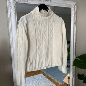 Kabelstickad tröja - Nyskick! Superfin kabelstickad tröja