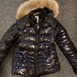 Moncler dam jacka  - Hej säljer nu denna jacka för jag har köpt en ny. Inga skador på jackan fräsch och nästan som nu. Detta är storlek Xs men passar även in som S ny köpt från johnells för 7500 kr. Kan mötas up om det inte passar er så funkar det med frakt också☺️
