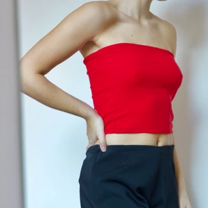 RÖD TUB TOPP - Röd tubtopp, ribbad. Passar XS-M. 