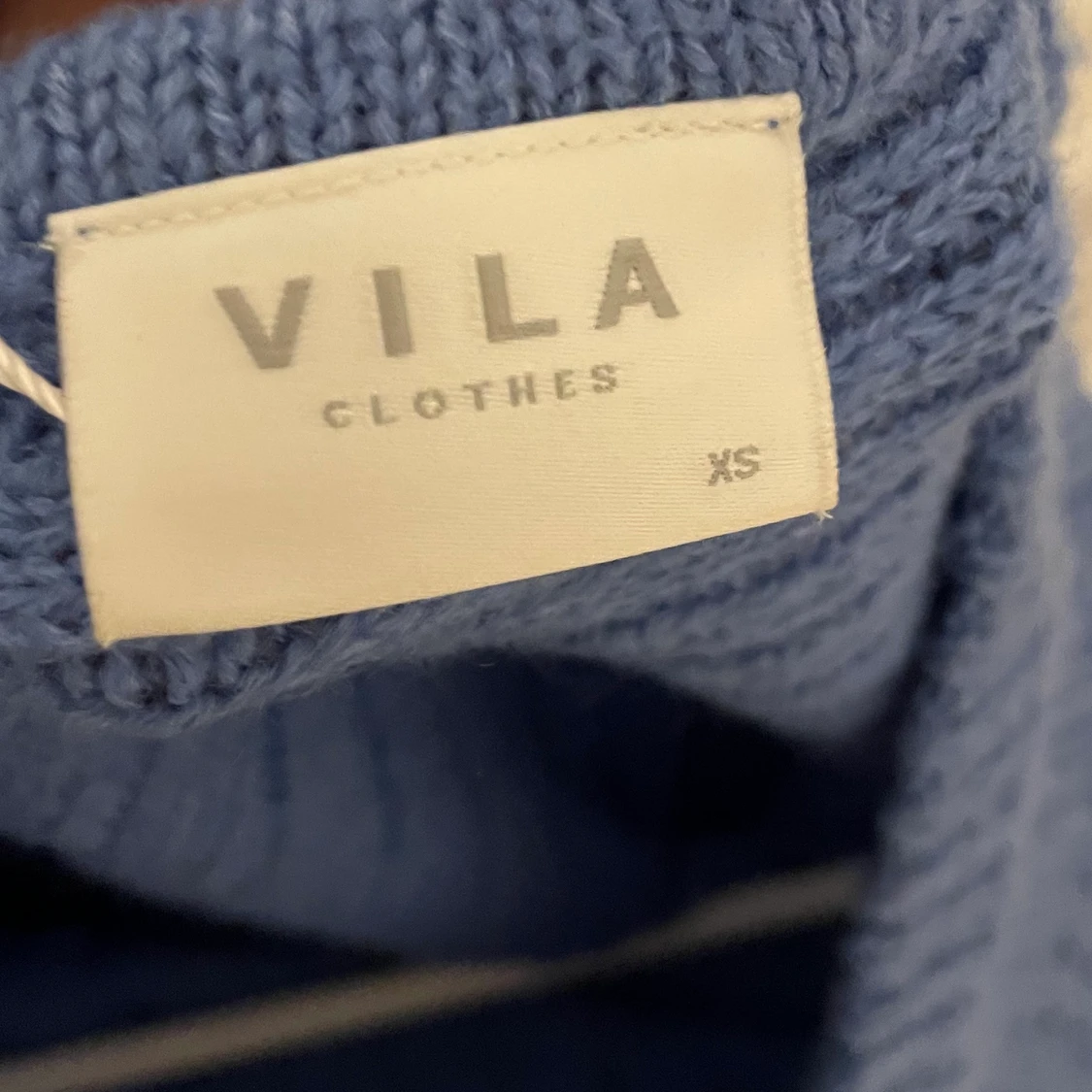 Stickad tröja med rosett i ryggen  - 91