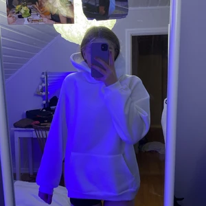 Hoodie från Shien storlek M - Vit hoodie från Shien, använd få tal gånger. Det finns hål för snöre vid luvan men har tyvär inget snöre. Köparen står för frakten