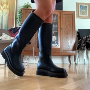 Svarta boots - Säljer dessa skitsnygga svarta boots då dom är lite för stora för mig. Endast använda en gång så dom är i toppskick. Köpta för 700 kr, säljer för 300🌸 säljaren står för frakt, kan annars mötas upp i Stockholm.