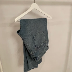 Weekday jeans - Weekdayjeans i space modell, skön tvätt i strl 32/34 avklippta längst ner