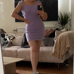 Lila fluffig klänning stl. 36 - Superfin lila klänning i fluffigt material med band man knyter på axlarna. Säljer för att den tyvärr är lite för stor på mig, men den är hur bekväm som helst. Stl.36. Köparen står för frakt.