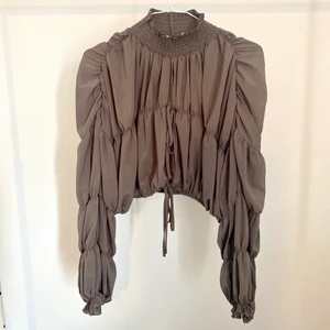 Blus från NAKD - Chiffongblus i militärgrön färg från NAKD, köpt förra sommaren och använd max 3 ggr. Stretchig och skön, storlek S men passar även M och L.