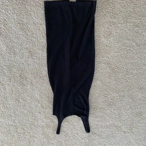 Svart tight svart klänning med slits där bak❤️ - Svart tight klänning från BikBok i strl XS/34❤️ med slits där bak i mitten❤️