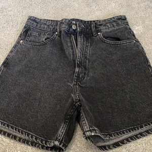 38 - Shorts, använda. 