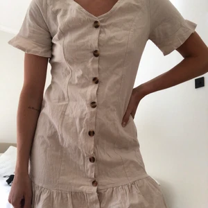 Beige sommardröm - Tyget är linne aktigt i färgen beige. Storlek är M men är som en S!  Jag är 166cm lång. 