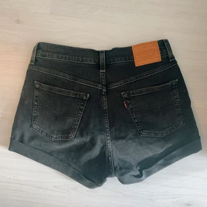 Levis svarta shorts - Äkta Levis. Använda Max 5 gånger, storlek 27. 