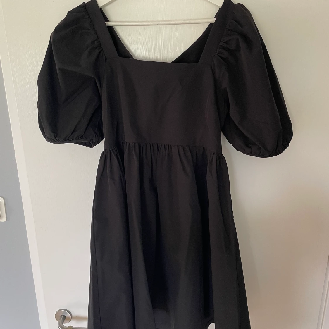 Klänning med öppen rygg