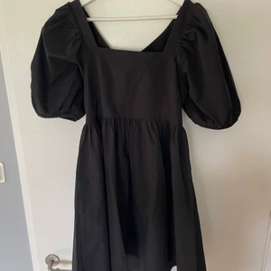 Klänning med öppen rygg -  Svart Hm klänning med öppen rygg och knytning där bak. Storlek 36 men den passar perfekt för en 38/40.