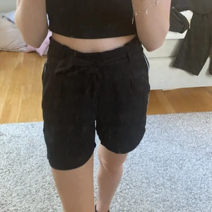 Shorts  - Säljer dessa super fina shorts från Lindex pågrund av att dom aldrig kommit till andvänding. Aldrig andvänt dom och är i jätte bra skick. Storlek 142/152 men passar mig som brukar ha stl 32/36 i byxor 