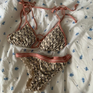 Love stories bikini  - En bikini från hms kollektion med love stories som jag köpte två sommrar sedan men som aldrig använts. Toppen är i storlek 38 och trosorna i 34 🤍