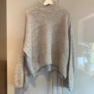 Stickad polotröja strl M  - Stickad polo i fint skick, kommer ej till användning längre. 