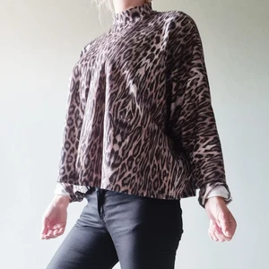 Leopardmönstrad tröja - Leopardmönstrad tröja från Zara i nyskick. Storlek S. 
