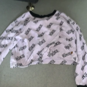 Tröja  - En jätte fin lila  Rükie tröja säljer pga för kort i ärmarna priset är ink❤️