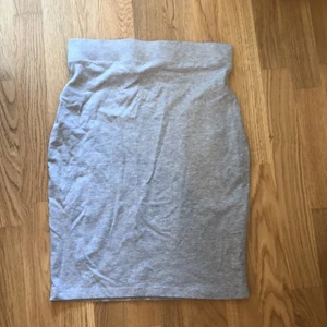 Trikåkjol  - Tajt kjol som följer kroppens form. Oanvänd. 