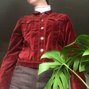 Röd sammetsjacka - Mycket härlig jacka fyndad på second hand i Brooklyn, New York för två år sen, knappt använd alls. Passar fint att slänga på en sommarkväll. Storlek M men passar bra på S och XS också