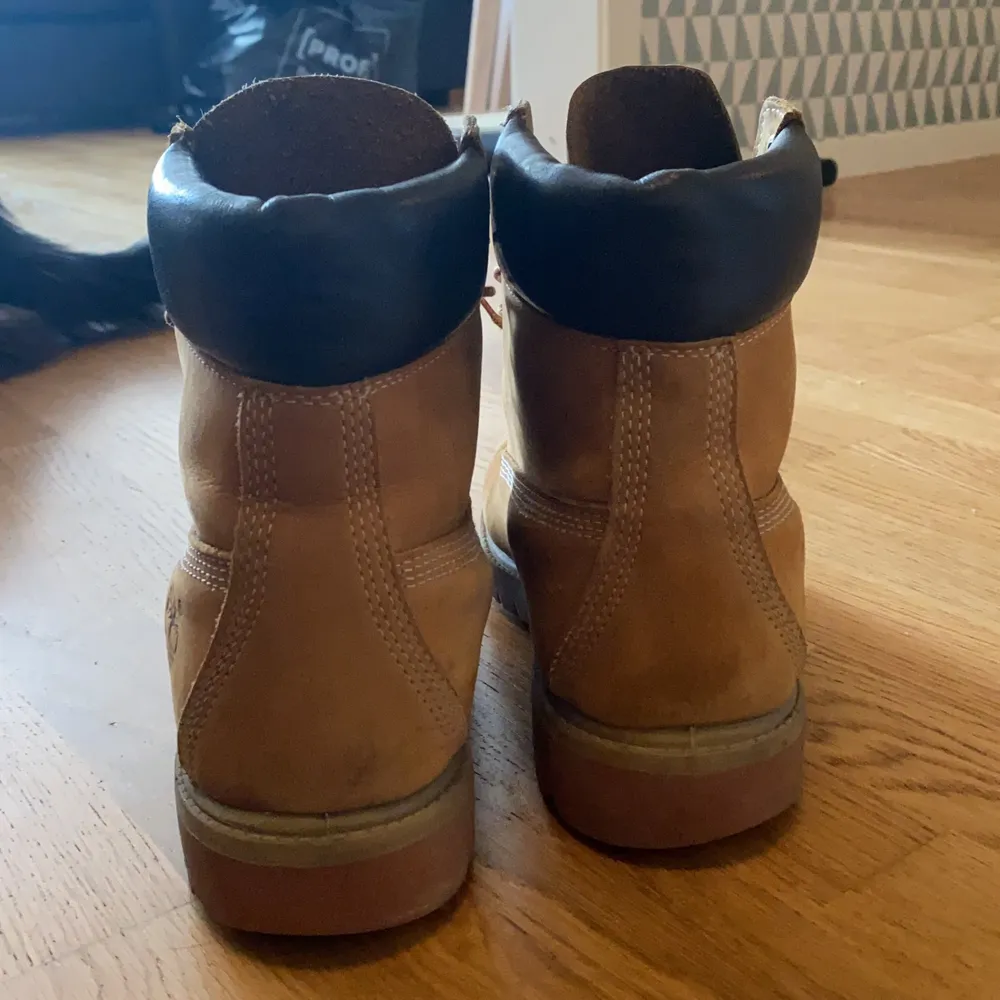 Ett par timberlands i använt skick med mycket liv kvar! Buda gärna!. Skor.