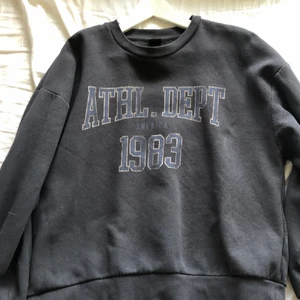 Tröja  - Snygg tröja från GinaTricot. Pris 150 kr + frakt. Är i storlek L för en mer oversized fit. 