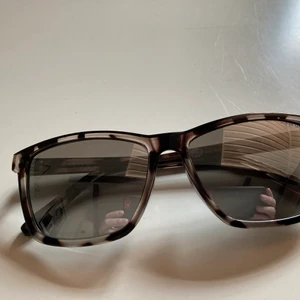 Solglasögon från Cheap Monday - Snygga solglasögon med spegelreflekterande glas, lite silvrigt. Säljes för min hög med solglasögon är överflödig. Knappt använda, levereras med påse. Katt finns i hemmet