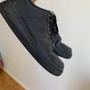 Ett par använda Nike Air Force 1 i svart. I fint skick och rengörs innan försäljning såklart. Möts upp i Stockholm. Pm för mer info :)  Storlek: 41