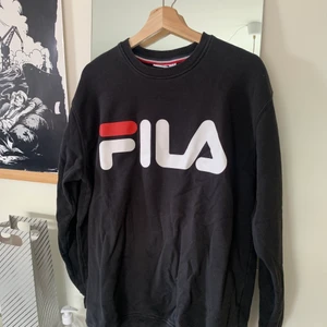 Tröja från Fila - Sweatshirt från fila i storlek M i dam. Väl använd men fortfarande fin! Köparen står för frakten!🌟