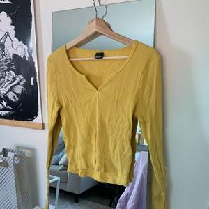 Jättefin tröja från Gina tricot i storlek L, dock liten i storleken. Härlig senapsgul och fina detaljer. Som ny! Köparen står för frakten🌟