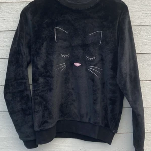 Svart myströja - Mysig svart långärmad från Cubus med kattmönster
