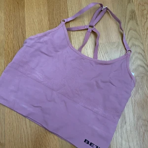 Better Bodies bh - Denna bh från better Bodies är knappt använd, väldigt fin på och även väldigt bekväm att antingen träna i eller bara gå runt med. Den kommer tyvärr inte till användning och därför väljer jag att sälja den. Original pris: 349 + frakt. Säljer för: 180 + 48kr frakt 