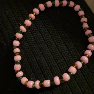 rosa/grönt armband  - ett rosa-grönt gulligt litet armband,fint nu till sommaren💘