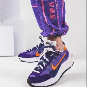 Nike x Sacai VaporWaffle ”Dark Iris” - Skorna är helt nya i storlek 44.5 köpta från nike. 