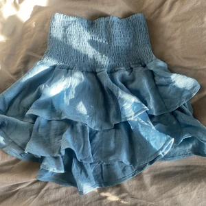 Smock kjol - INTRESSEKOLL. Smock kjol i bra kvalitet. Buda privat och är det många så blir det budgivning HÖGSTA BUDET ÄR 200+Frakt
