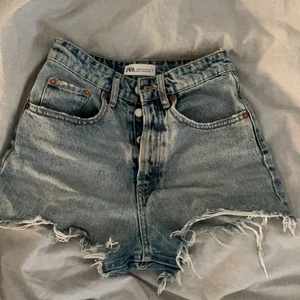 Jeansshorts - Så snygga ljusblå jeansshorts från Zara endast använda en gång så i nyskick!! Strl 32 men passar även 34 skulle jag säga. 💕💕köpta för 260kr