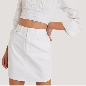 Vit jeans kjol - Vit Jeanskjol från nakd bara använda 1 gång💕köparen står för frakten