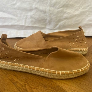 Espadrillos  - Säljer ett par espadrillos, aldrig använda. Nypris 230. Frakt tillkommer 