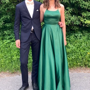 Balklänning  - Någon som är intresserad att köpa min balklänning, skriv isåfall privat för mer bilder och pris!! Bara använd 1 gång. Dock så är den inte som helt ny på insidan, skriv privat för bilder💞