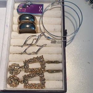 Örhängen - Säljer örhängen i olika varianter samt en berlock, pris varierar så skriv privat om ni är intresserade💖