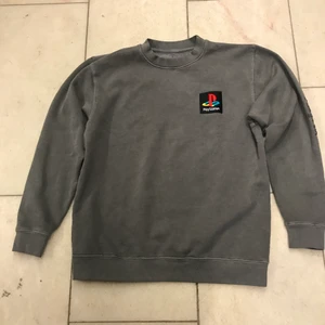 Cactus jack x plastastion crewneck - Den är äkta vunnen på giveaway. Den är oanvänd och är i perfekt skick. Den är i storlek medium och fits true to size. Kan mötas i stockholm skickas då köparen står för frakt.