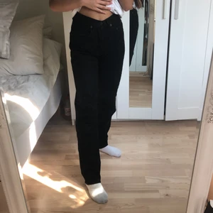 Thrifted jeans 🤍 - Thrifted jeans som är i superfint skick, använd 2 gånger. Sitter jättefint på rumpan och vid benen, frakten kostar 80kr 🤍