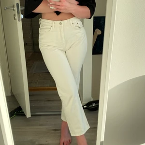 Vita jeans - Säljer mina vita jeans från weekday i storlek 29/28