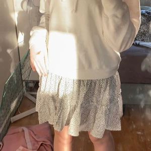 Fin sommar kjol - En fin, vit sommarkjol använd ett fåtal gånger med små svarta prickar (som ni ser på bilden). 