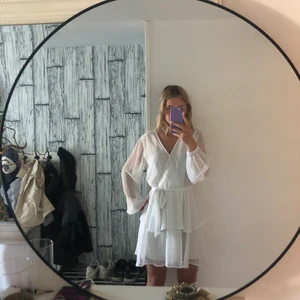 Klänning - En super fin sommar/student klänning i stl 38! Skulle mer säga storlek 34-36! Klänningen är från Gina Tricot och använd fåtal gånger! Inga märken eller liknande (köp direkt för 150 INKL spårbar frakt)💗