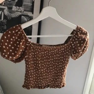 Gullig topp - Så fin men säljer pga dålig användning. Super skicka och kvalite. Storlek xs men är stretchig. Frakt på 40kr tillkommer. Läggs i brevlådan samma dag som den köps.🤍