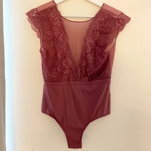 Spetsbody - En oanvänd body från Vero Moda. Roséfärgad. 