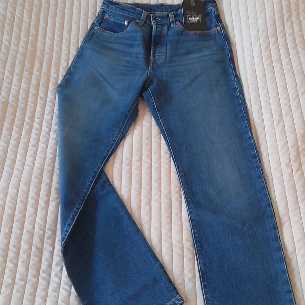 Säljer Levi's 501 Orginal Cropped Jeans för damer. Aldrig använt pga passar inte. Orginalpris 1199 kr och säljs för 850 kr. Storlek 27 x 30. Skriv om du har undrar något. . Jeans & Byxor.
