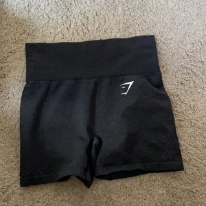 Gymshark shorts - Säljer mina nästan helt nya gymshark tights som är sparsamt använda o super sköna! De är i storlek XS men passar mig jättebra som vanligtvis har S/M. Köp direkt för 350 + frakt eller buda från 100!! BUD ÄR BINDANDE! (Nypris 450kr)