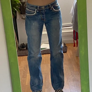 jeans med detaljer  - BUDGIVNING AVSULTAS LÖRDAG, 3 JULI KLOCKAN 15  jeans med snyggaste detaljerna både fram och bak. fett coola sitter najs, jag normal/låg midja och är straight fit (lite baggy sådär najs). aldrig använda av mig och därför säljer jag. storlek 29/32 och sitter som så, jag på bilden är 165 och byxorna slutar nedanför foten. 