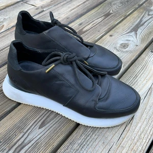 Gram skor, modell 315g, i svart läder i stl US 8,5 - Grymt snygga och knappt använda Gram skor i stl US 8,5 säljes för 400:-, nypris 1800:- på Gram affären på Götgatan i Stockholm. 