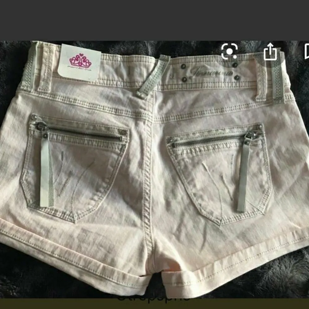 Helt nya Fornarina shorts, nypris 1200 kr . Shorts.